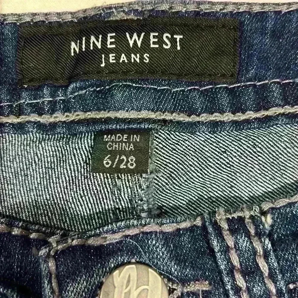 Nine West Jeans, Embroidered Back Pockets & Rhinestones. Size 28/6 - Picture 4 of 7